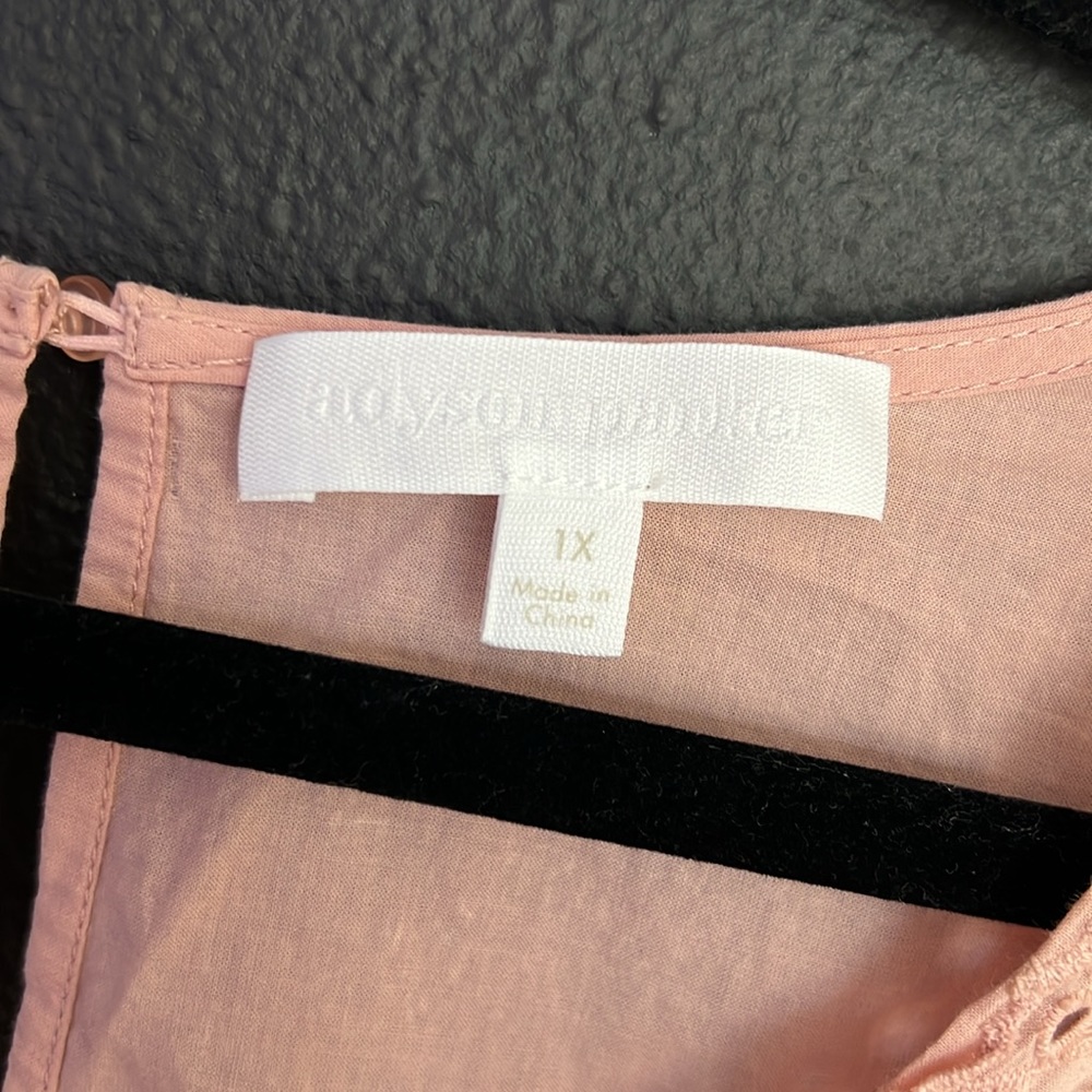 Adyson Parker pink eyelet blouse with bell sleeves size 1X Keyhole back - Picture 5 of 6